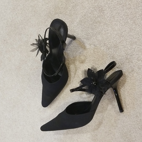 Beautiful satin Nine West dressy shoe - Picture 2 of 7